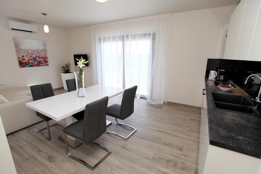 Apartments Villa Aquamarie โตรกีร์ ภายนอก รูปภาพ