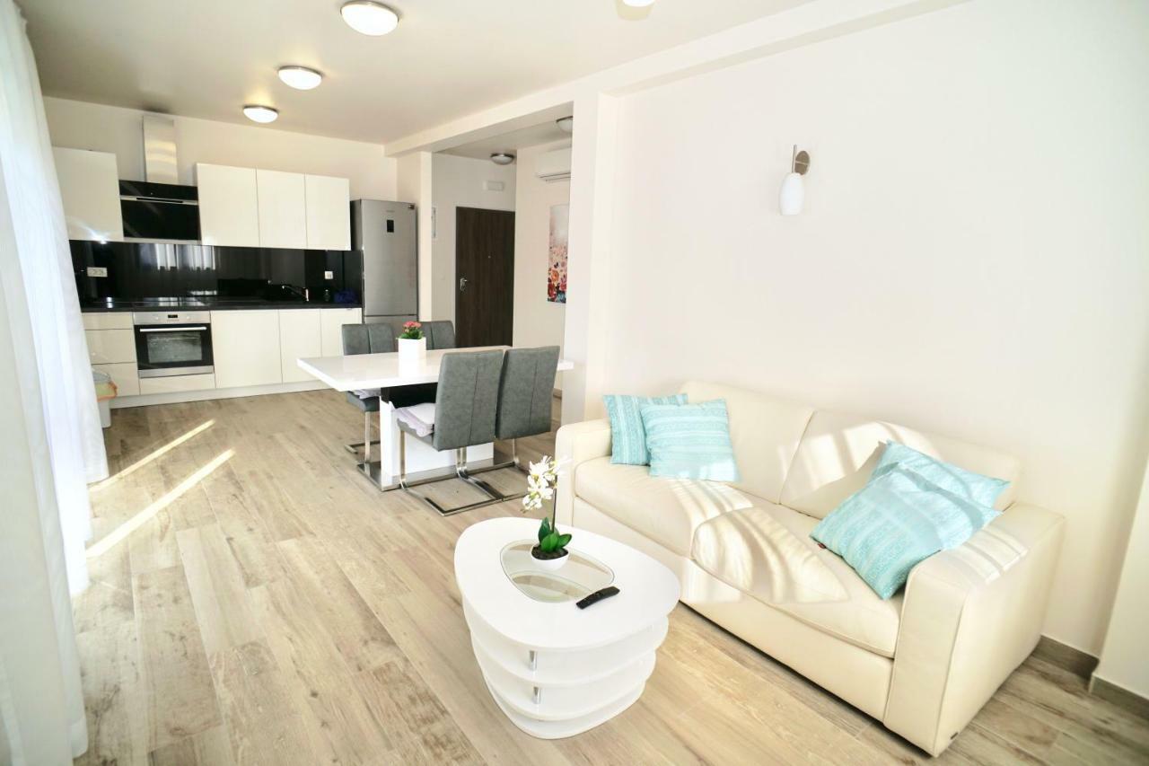 Apartments Villa Aquamarie โตรกีร์ ภายนอก รูปภาพ